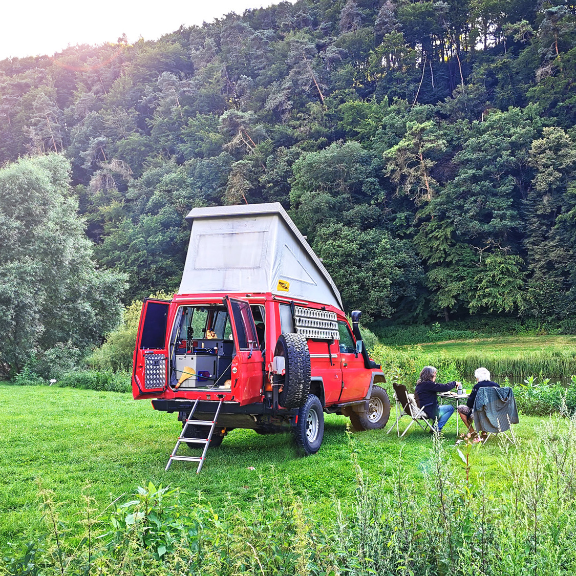 Dachzelt am Flussufer Dachzelt am Flussufer