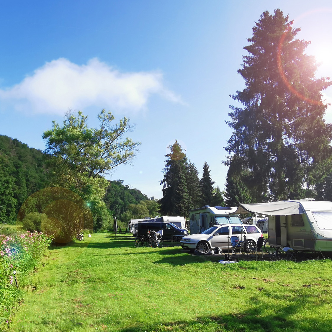 Uferstellplatz am Flussufer Uferstellplatz am Flussufer
